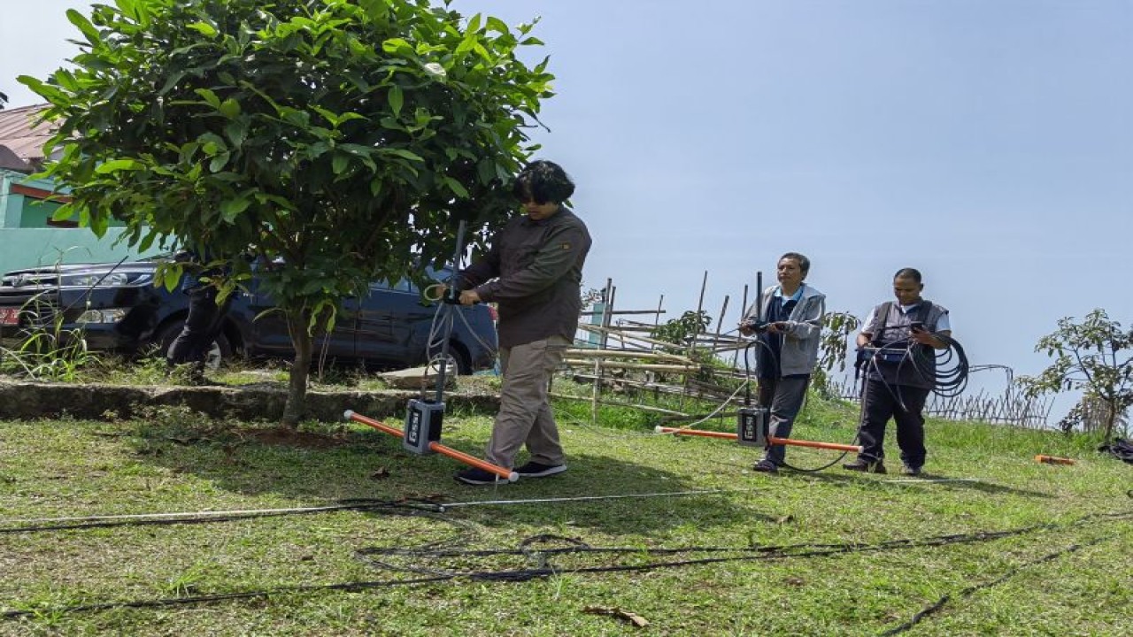 Peneliti BRIN saat melakukan penelitian jalur sesar/patahan gempa di Desa Mangunkerta, Cianjur, Jawa Barat, lewat metode Geophysical Survey Sistem, Kamis (27/7/2023). (ANTARA/Asep Firmansyah)
