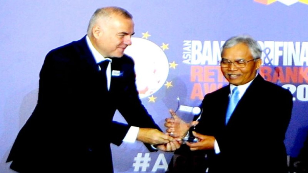 Layanan nasabah prioritas PT Bank Tabungan Negara (Persero) Tbk atau BTN Prioritas menerima penghargaan internasional “Wealth Management Platform of The Year” pada ajang Retail Banking Awards 2023 yang diselenggarakan oleh Asian Banking and Finance di Singapura, Rabu (26/7/2023). ANTARA/HO-PT Bank Tabungan Negara.