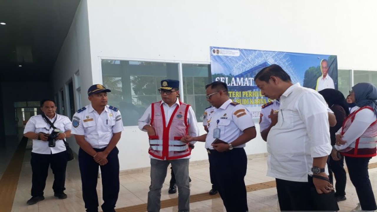 Menteri Perhubungan Budi Karya Sumadi meninjau kemajuan pembangunan gedung di Terminal Kediri, Jawa Timur, Jumat (14/7/2023). Pembangunan itu juga sekaligus mendukung sarana transportasi darat setelah beroperasinya bandara di Kediri. ANTARA/ Asmaul