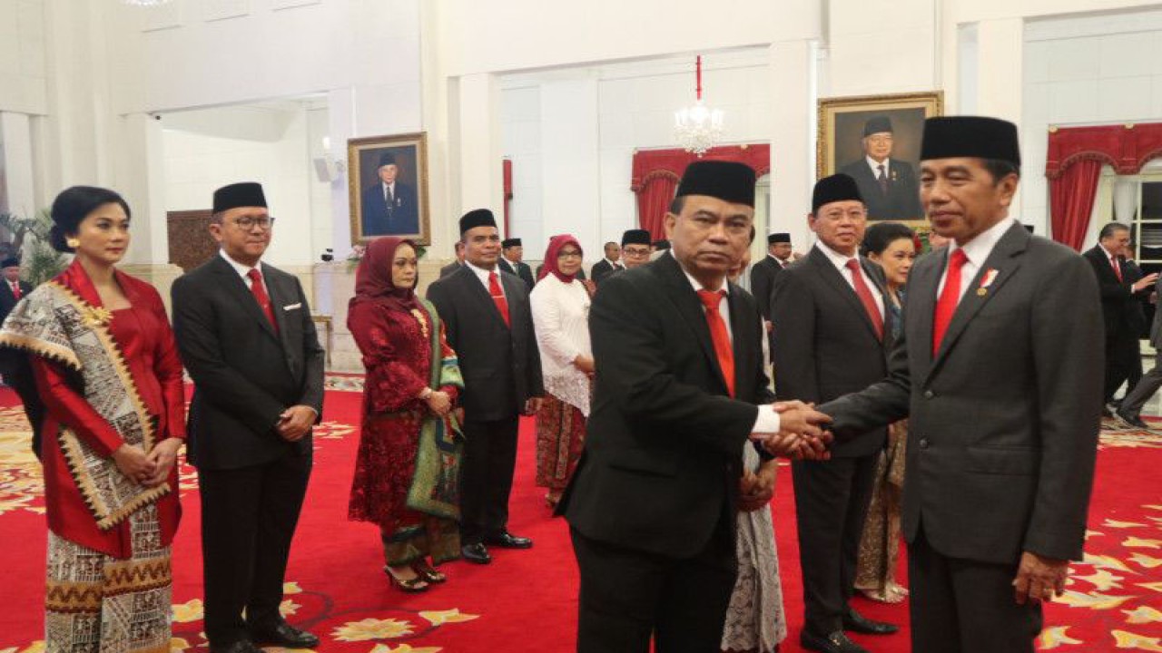 Presiden Joko Widodo melantik Budi Arie Setiadi sebagai Menteri Komunikasi dan Informatika di Istana Negara, Jakarta, Senin (17/7/2023). (ANTARA/Desca Lidya Natalia)