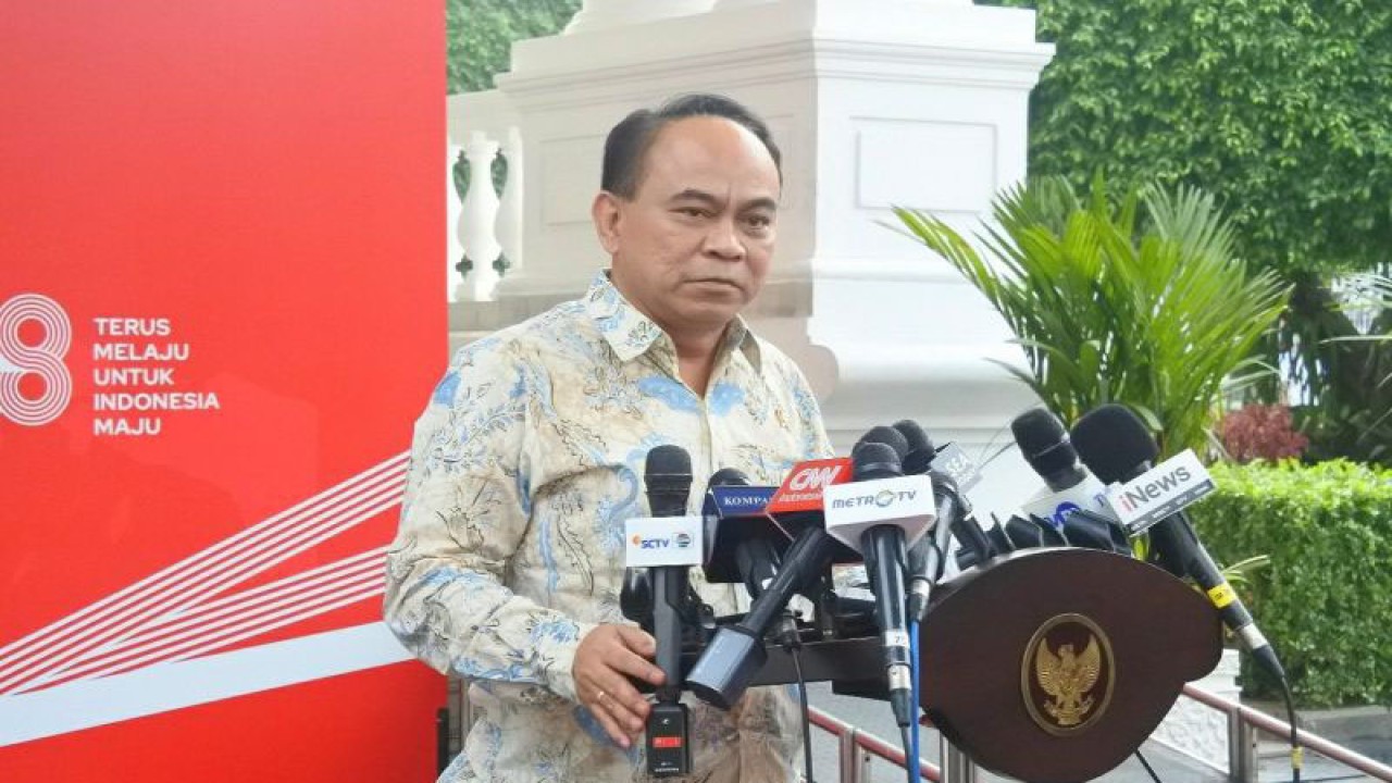 Menteri Komunikasi dan Informatika (Menkominfo) Budi Arie Setiadi memberikan keterangan pers setelah diterima Presiden Joko Widodo (Jokowi) di Istana Kepresidenan, Jakarta, Selasa (25/7/2023). ANTARA/Indra Arief Pribadi