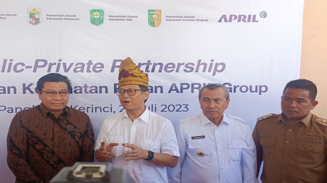 Menteri Kesehatan Budi Gunadi Sadikin (kedua dari kiri) saat diwawancarai di Puskesmas Pangkalan Kerinci II Berkilau, Kabupaten Pelalawan, Selasa (25/7/2023) ANTARA/Ilham Kausar