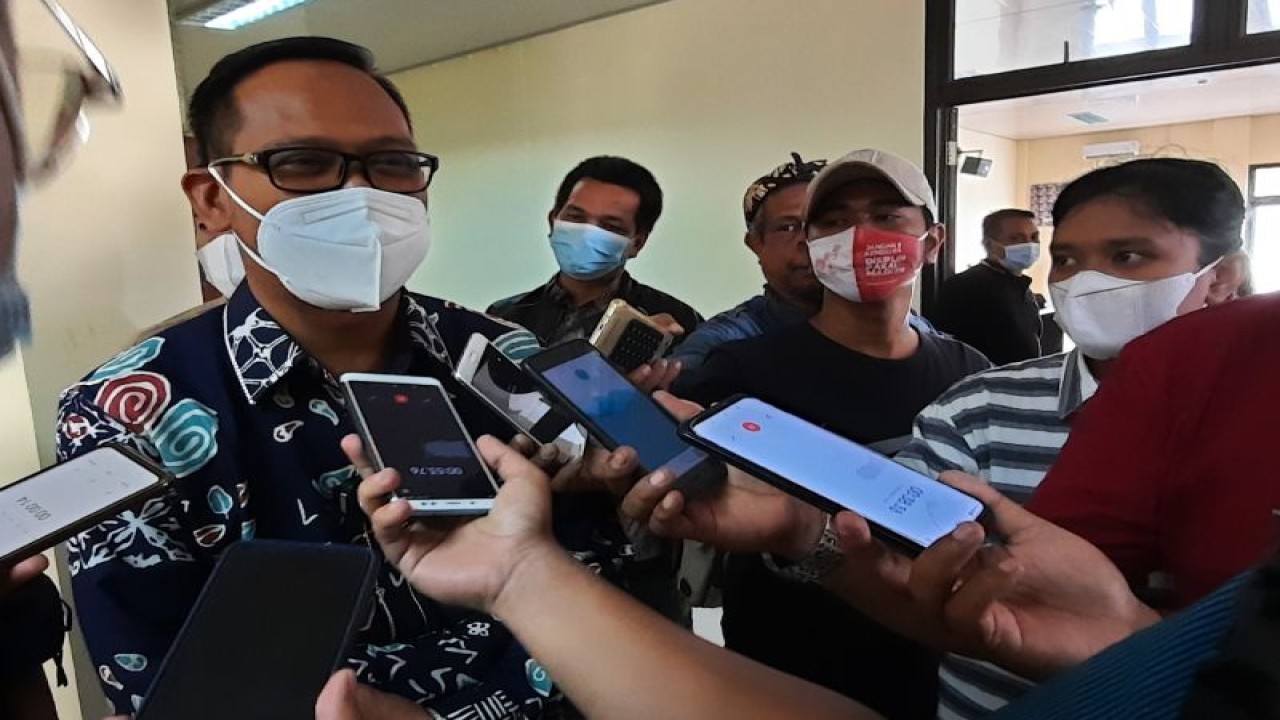 Wakil Wali Kota Depok Imam Budi Hartono saat diwawancarai wartawan di Depok, Selasa (25/7/2023). (ANTARA/Feru Lantara)