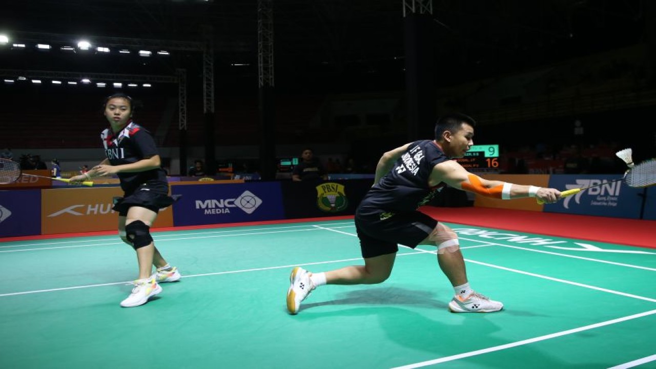 Ganda campuran Indonesia Jonathan Farell Gosal/Priskila Venus Elsadai melaju ke babak 16 besar BAJC 2023 setelah mengalahkan pasangan Weerapong Roonjattu/Sabrina Sophita Wedler asal Thailand di Yogyakarta, Kamis. (ANTARA/HO-PP PBSI)