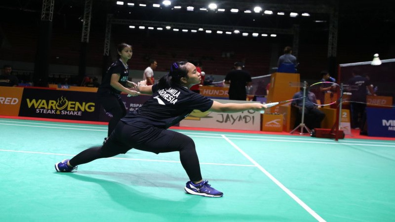 Anisanaya Kamila/Az Zahra Ditya Ramadhani terhenti di babak 16 besar Kejuaraan Asia Bulu Tangkis Junior (AJC) 2023 usai kalah dari pasangan asal Jepang, Maya Taguchi/Aya Tamaki dengan skor 21-16, 16-21, 16-21 di GOR Among Rogo, Yogyakarta, Jumat (14/7/2023). (ANTARA/HO-PBSI)