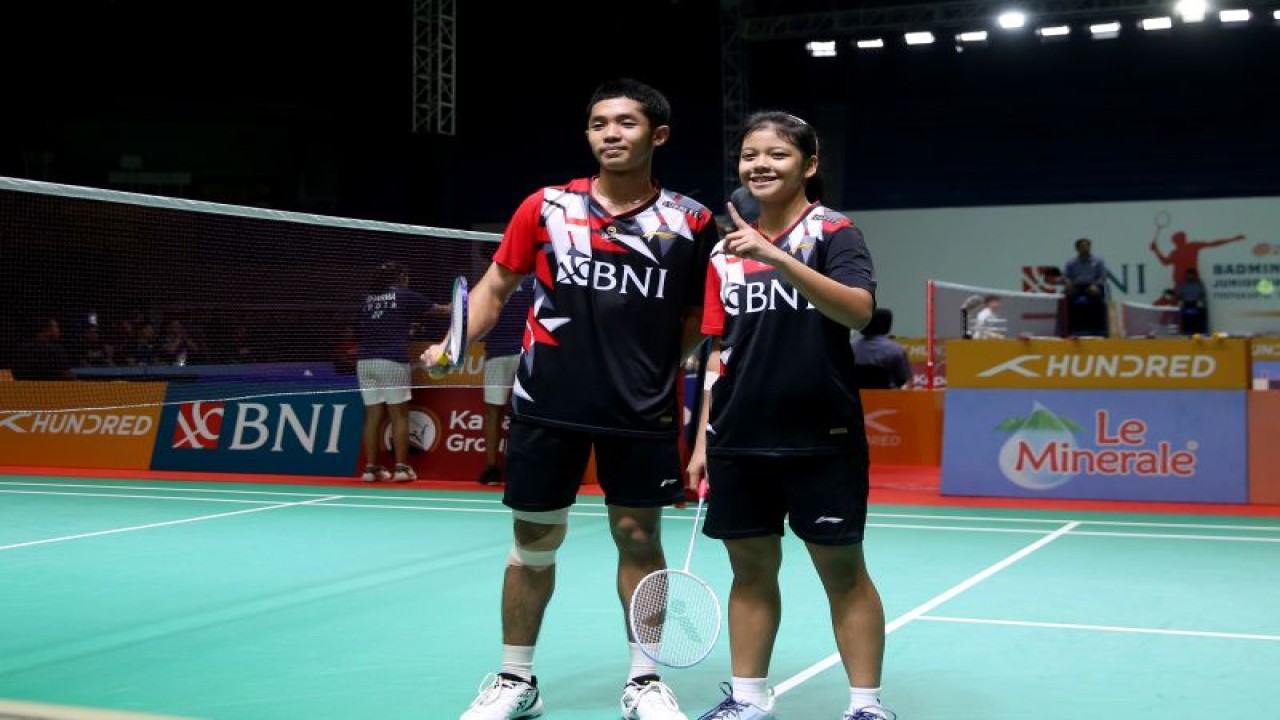 Timnas bulu tangkis Indonesia membuka keunggulan 1-0 atas India pada perempat final Kejuaraan Badminton Junior Asia (BAJC) 2023, melalui kemenangan ganda campuran Adrian Pratama/Felisha Alberta Nathaniel Pasaribu di Yogyakarta, Senin (10/7/2023). (ANTARA/HO-PP PBSI)