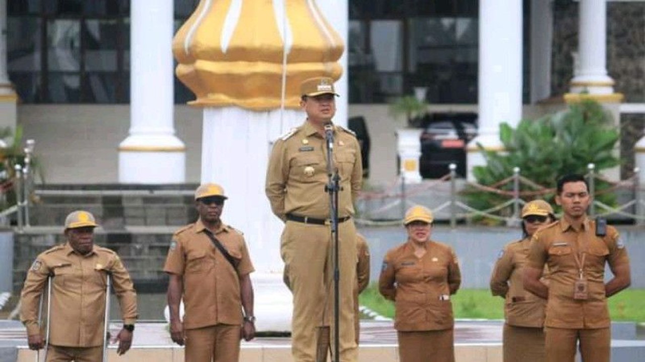Penjabat Bupati Kabupaten Mimika Valentinus Sudarjanto Sumito saat memimpin apel persiapan kunjungan Wapres RI. (HO-Humas Pemkab Mimika)