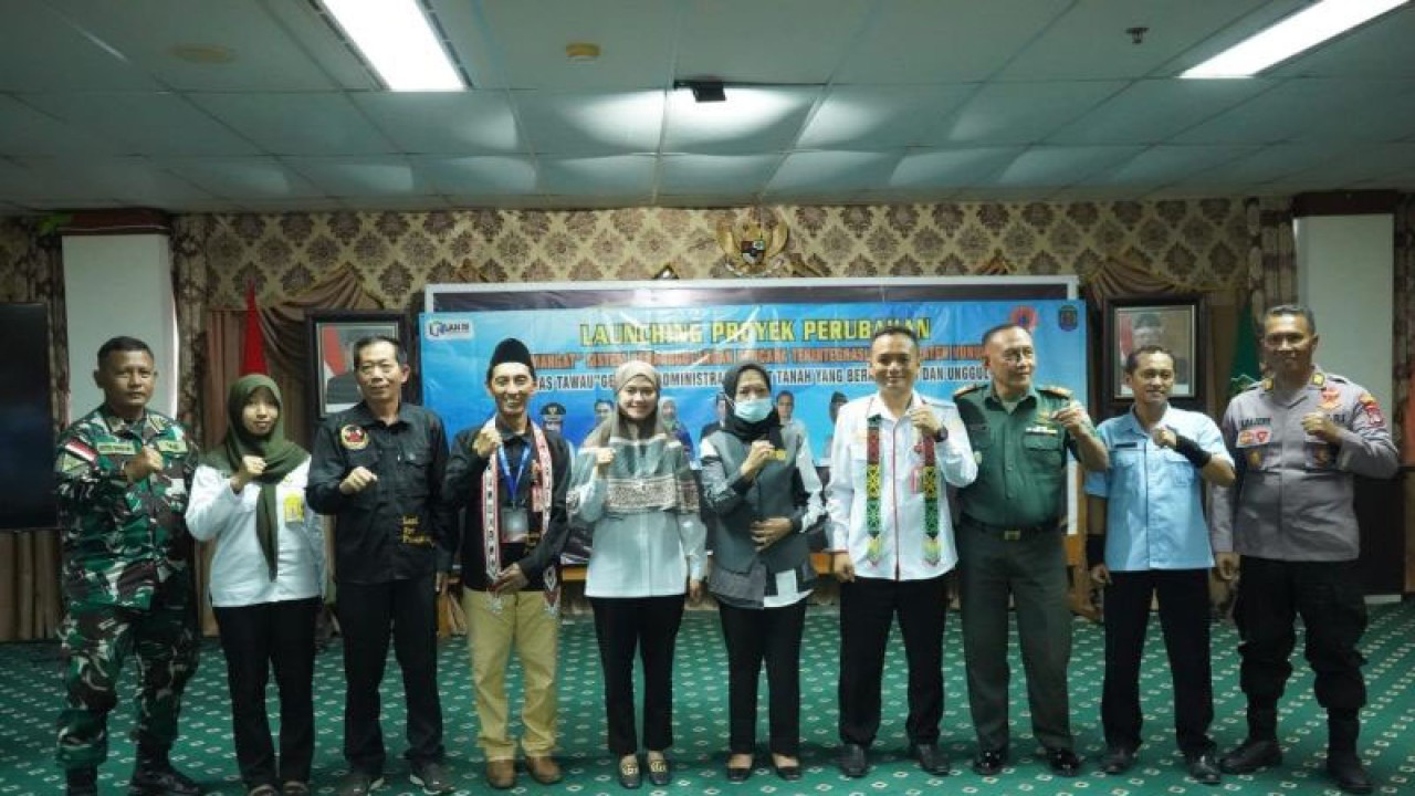 Bupati Nunukan Asmin Laura (lima kiri) bersama Forkopimda Nunukan foto bersama setelah peluncuran Gas Tawau dan Semangat di Nunukan, Kamis (27/7/2023). (ANTARA/Muh. Arfan)