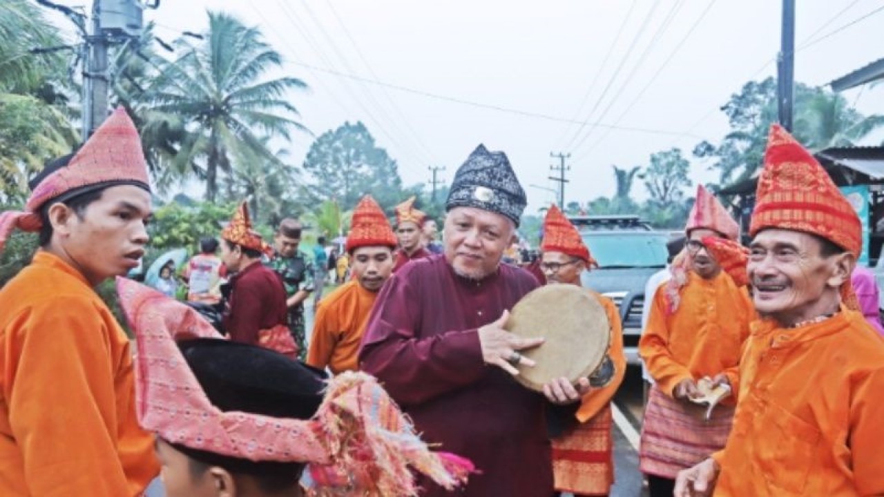 Bupati Bangka Barat Sukirman (menabuh rebana) hadir di tengah warga Desa Terentang, Kecamatan Kelapa yang menggelar Tradisi Sedekah Kampung. (ANTARA/HO-Diskominfo Bangka Barat)
