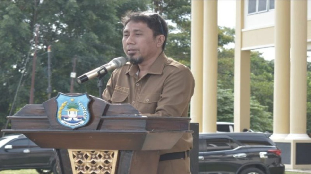 Bupati Banggai Kepulauan Ihsan Basir menyampaikan sambutan pada penyerahan SK pengangkatan 365 guru PPPK, di Banggai Kepulauan, Selasa (4/7/2023). (ANTARA/HO-Kominfo Bangkep)