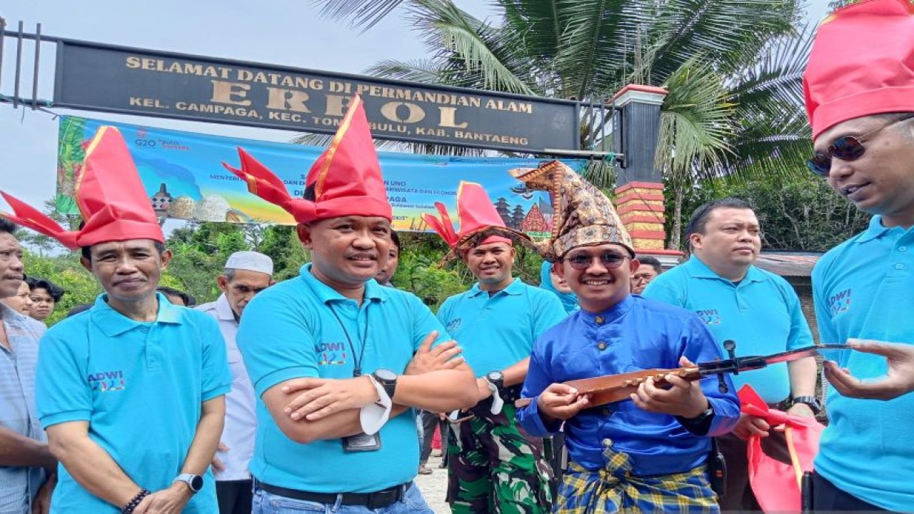 Bupati Bantaeng H Ilham Azikin (kedua kanan) yang menerima penghargaan dari pemerintah pusat. Antara/Suriani Mappong