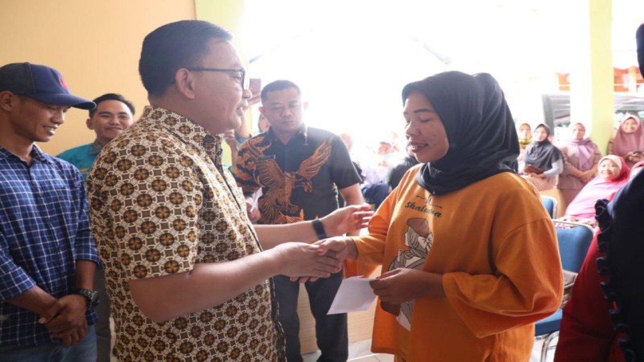 Bupati Bantaeng Ilham Azikin saat menyalurkan bantuan pangan non tunai ke masyarakat di Bantaeng, Sulsel, Jumat (21/07/2023). ANTARA/HO-Humas Pemkab Bantaeng