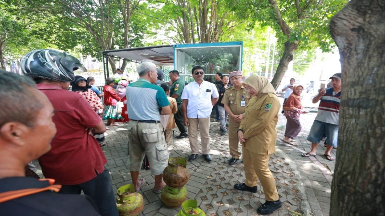 Bupati Banyuwangi Ipuk Fiestiandani meninjau operasi pasar gas elpiji 3 kilogram di kawasan Pasar Induk Banyuwangi, Jatim. Senin (24/7/2023) ANTARA/HO-Humas Pemkab Banyuwangi