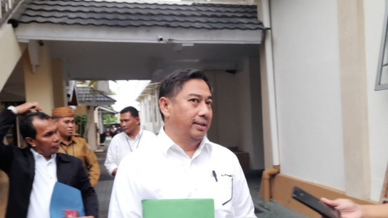 Bupati Bone Bolango Hamim Pou usai menjalani pemeriksaan di Kejaksaan Tinggi Gorontalo, Senin (10/7/2023). ANTARA/Zulkifli Polimengo