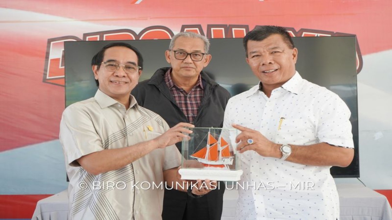 Bupati Bulukumba HA Muchtar Ali Yusuf (kanan) menyerahkan cendramata kepada Rektor Universitas Hasanuddin Prof Dr Jamaluddin Jompa, MSc.ANTARA/HO-Unhas
