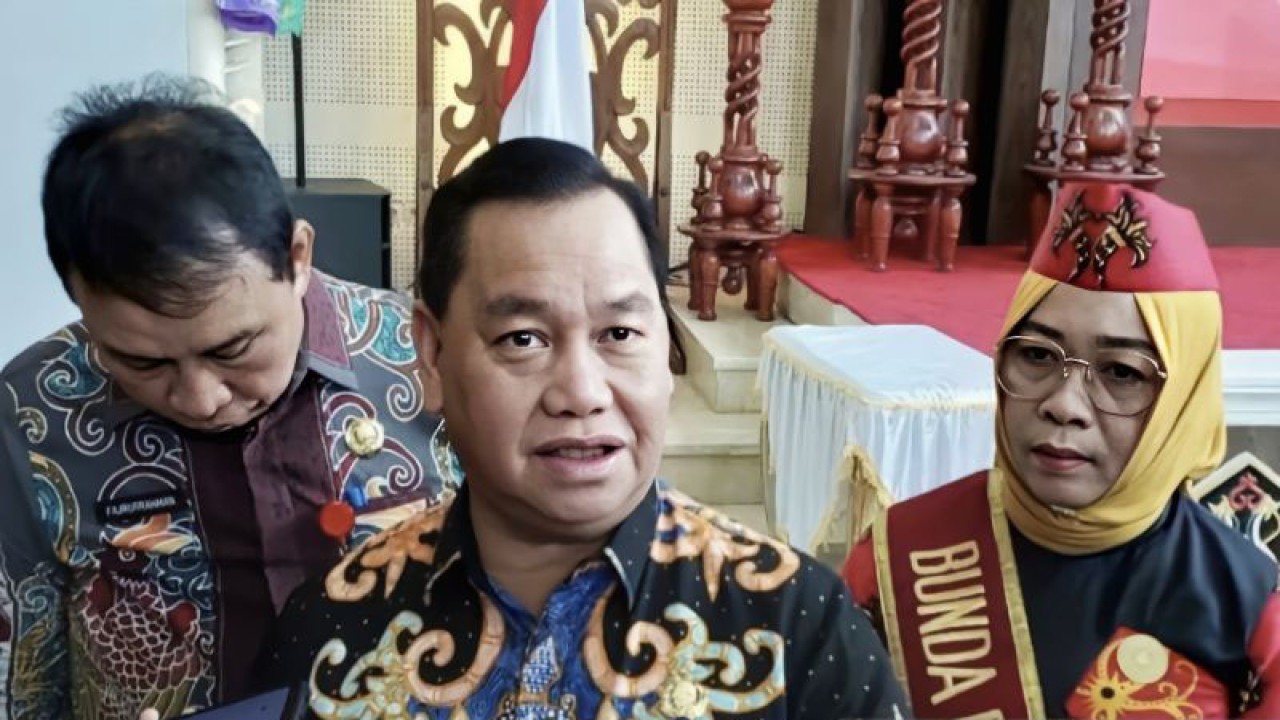 Bupati Halikinnor dan Bunda PAUD Kotawaringin Timur Khairiah. (ANTARA/Norjani)