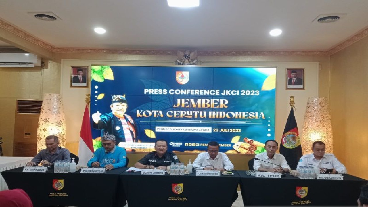 Bupati Jember Hendy Siswanto bersama Komisaris BIN Cigar dan sejumlah kepala organisasi perangkat daerah (OPD) menggelar konferensi pers Festival JKCI, di Pendapa Wahyawibawagraha Jember, Jatim, Sabtu (22/7/2023). ANTARA/Zumrotun Solichah