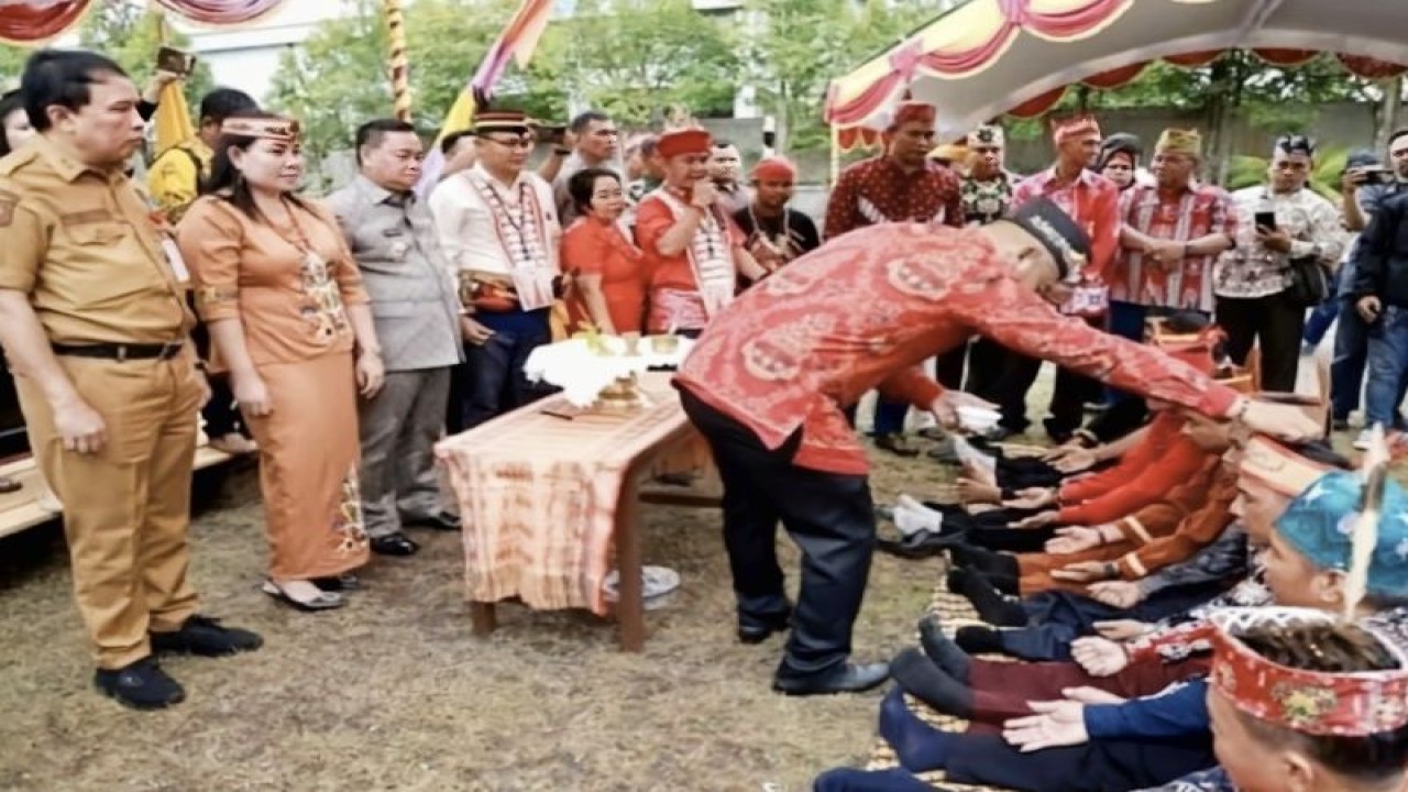 Bupati Halikinnor turut menghadiri ritual Hangkat Hambai perdamaian antara tujuh damang kepala adat dengan Tim 11 umat Hindu Kaharingan, Senin (3/7/2023). (ANTARA/HO-Prokopim Kotim)