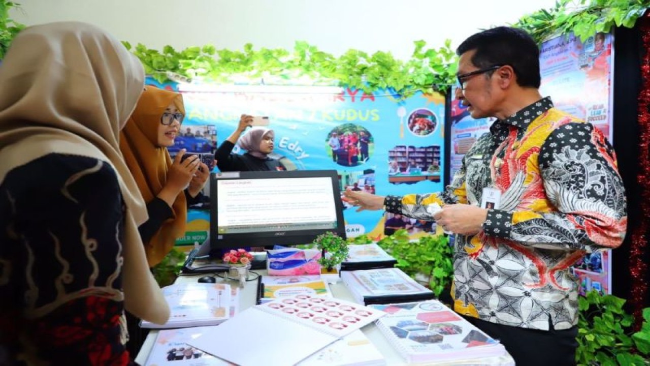 Bupati Kudus Hartopo saat meninjau salah satu gerai pada lokakarya pendidikan guru penggerak (PGP) angkatan tujuh, Panen Hasil Belajar di Gedung Serbaguna Desa Kandangmas, Kecamatan Dawe, Kabupaten Kudus, Jawa Tengah, Selasa (4/7/2023). (ANTARA/HO-Humas Pemkab Kudus.)