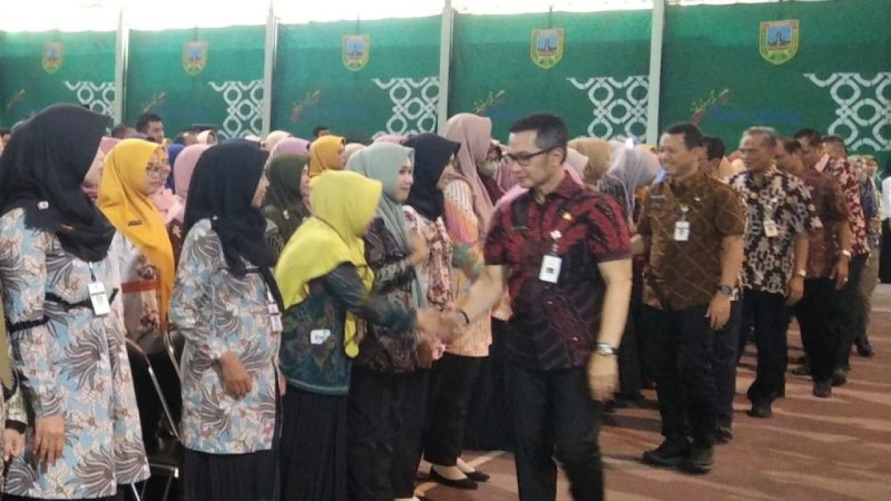 Bupati Kudus Hartopo saat menyapa ratusan guru usai dilantik menjadi ASN jabatan fungsional guru. (ANTARA/Akhmad Nazaruddin Lathif)