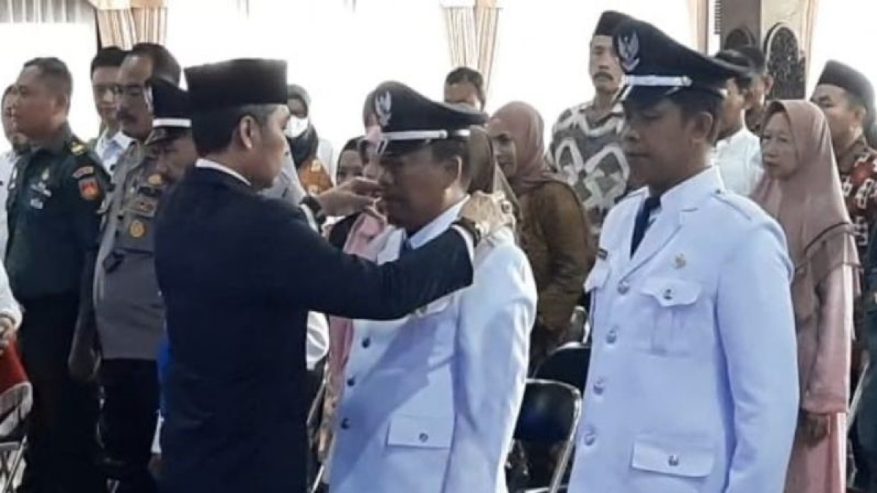 Bupati Kudus Hartopo saat melakukan pelantikan tiga kepala desa di Pendopo Kabupaten Kudus, Jawa Tengah, Kamis (13/7/2023). (ANTARA/Akhmad Nazaruddin Lathif)