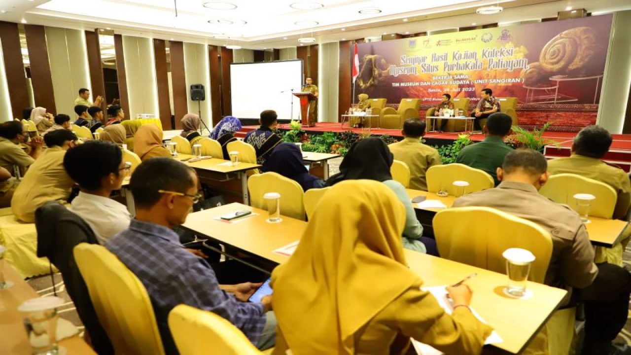 Bupati Kudus Hartopo saat membuka seminar hasil kajian koleksi Museum Situs Purbakala Patiayam, Kudus, Jateng, Senin (24/7/2023). ANTARA/HO-Humas Pemkab Kudus