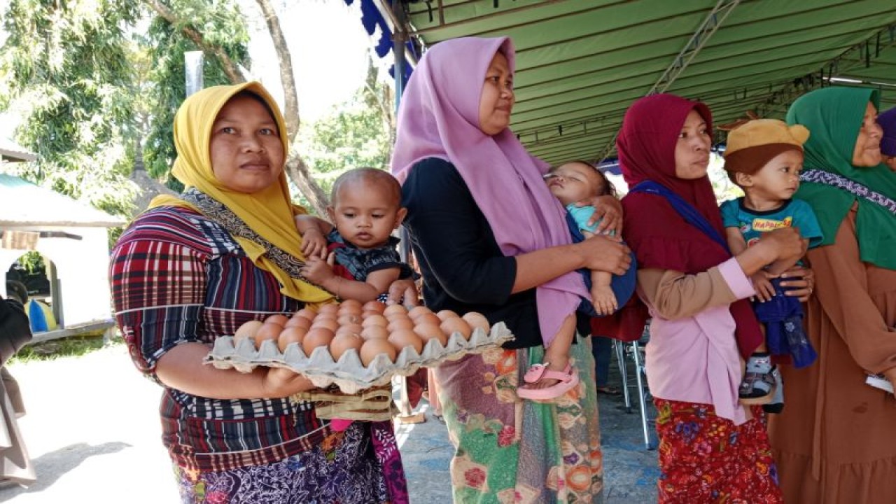 Warga di Desa Rambitan, Kecamatan Pujut, Kabupaten Lombok Tengah, Nusa Tenggara Barat saat diberikan bantuan telur untuk penuntasan stunting, Selasa (18/7/2023) (ANTARA/Akhyar Rosidi)