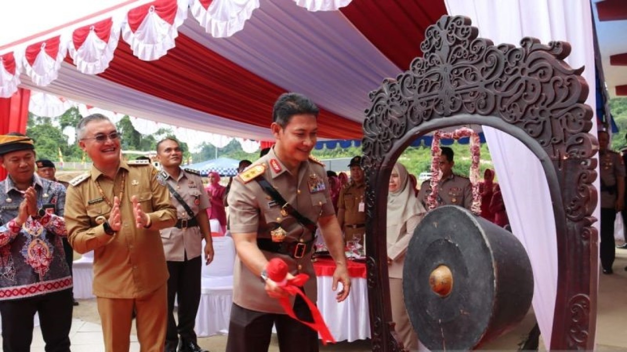 Ilustrasi - Bupati Malinau Wempi W Mawa (dua kanan) mendampingi Kapolda Kaltara Irjen Pol Daniel Adityajaya pada prosesi pemukulan gong tanda peresmian Sekolah Polisi Negara (SPN) Polda Kaltara di Kabupaten Malinau pada Selasa (25/7/2023) lalu. (ANTARA/HO-Polda Kaltara)