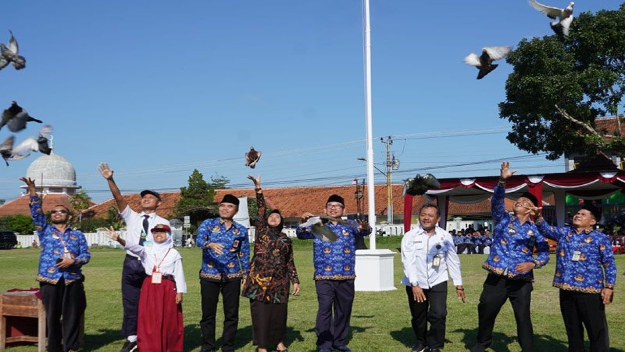 Bupati Banyumas Achmad Husein (empat dari kanan) melepas burung merpati pada acara pembukaan Masa Pengenalan Lingkungan Sekolah (MPLS) Serentak di Lapangan Desa Rempoah, Kecamatan Baturraden, Banyumas, Senin (17/7/2023). ANTARA/HO-Dindik Banyumas