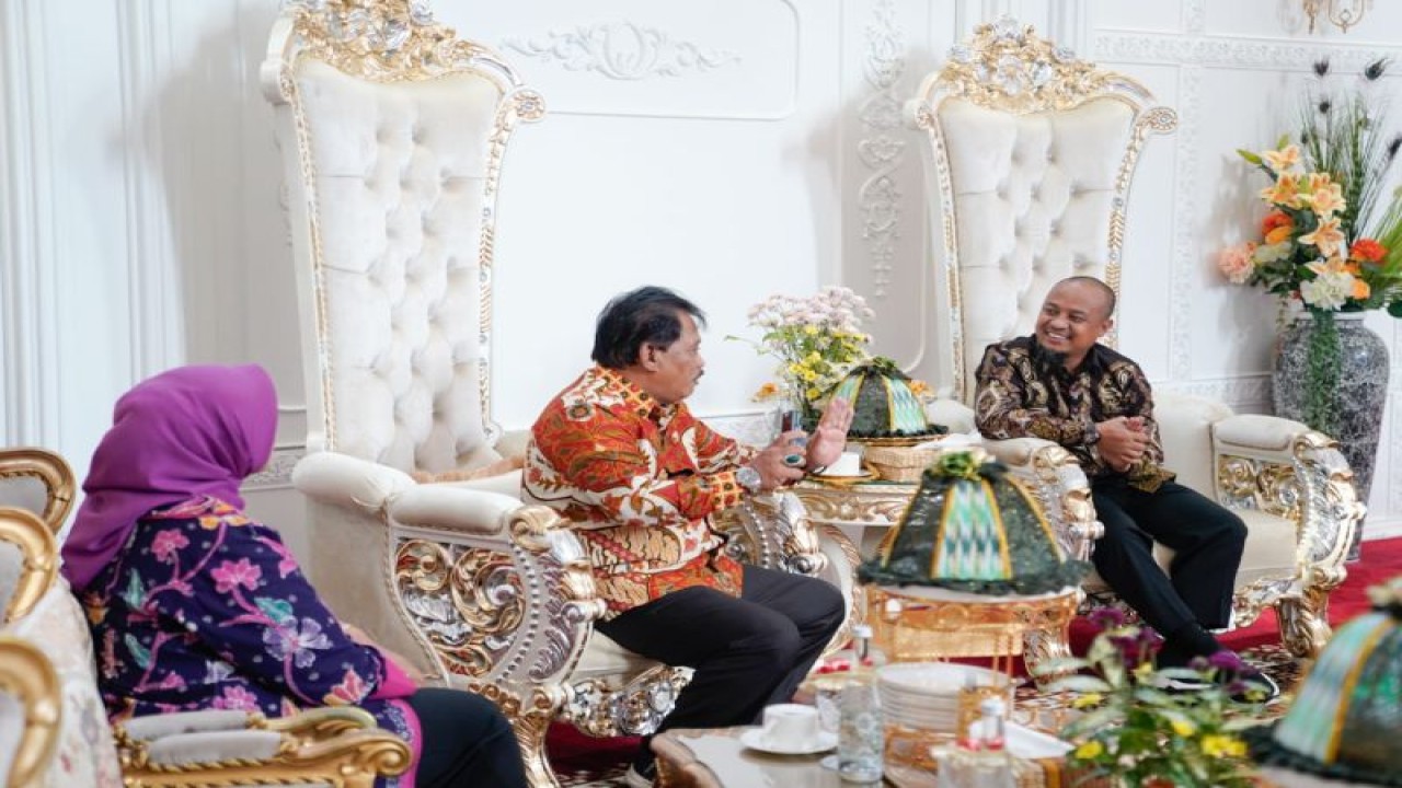 Gubernur Sulsel Andi Sudirman Sulaiman (kanan) menerima kunjungan Bupati Nganjuk, Marhaen Djumadi di Rujab Gubernur Sulsel.ANTARA/HO-Humas Pemprov Sulsel