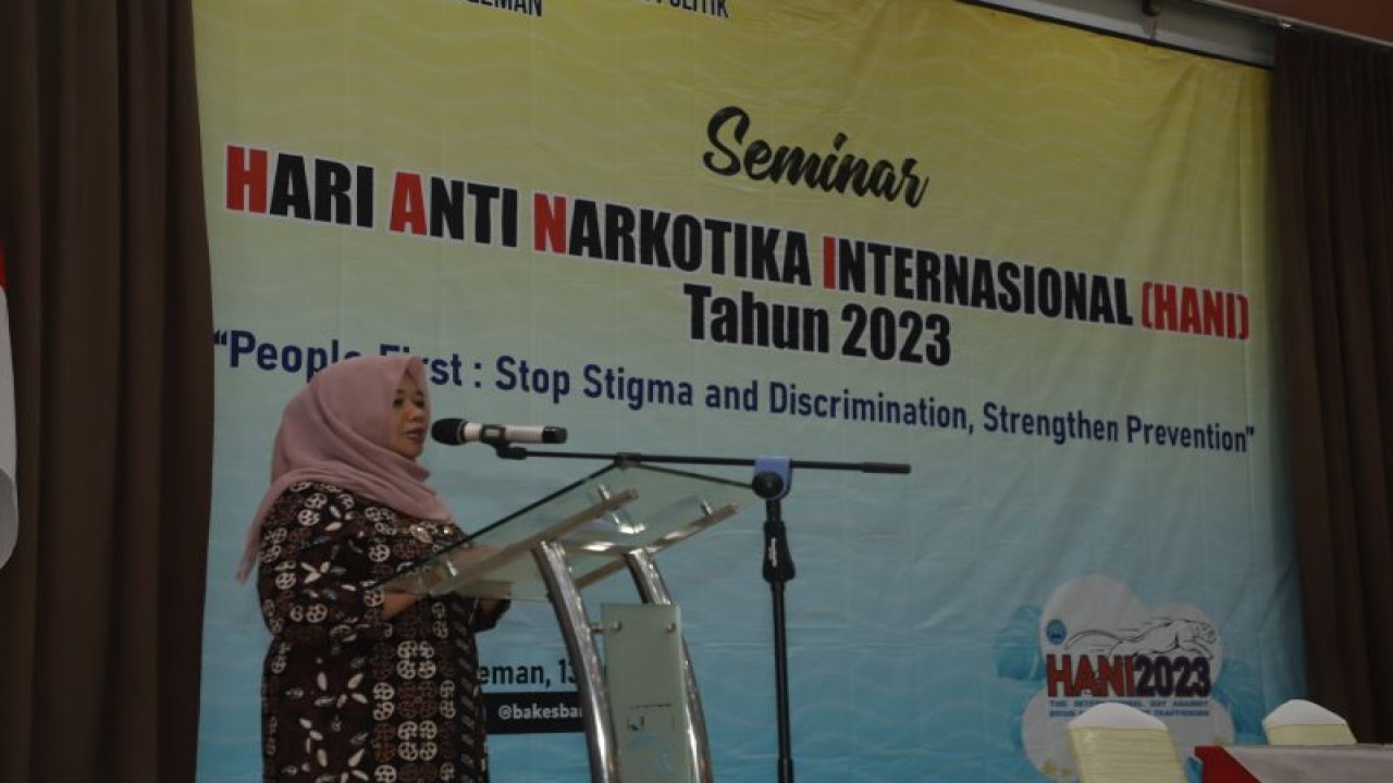 Bupati Sleman Kustini Sri Purnomo saat membuka seminar pencegahan peredaran gelap dan penyalahgunaan narkoba bagi pelajar SMA dan SMK yang diselenggarakan Badan Kesbangpol Sleman dalam rangka memperingati Hari Anti Narkotika Internasional di Sleman, Kamis (13/7/2023). ANTARA/HO-Bagian Prokopim Setda Sleman