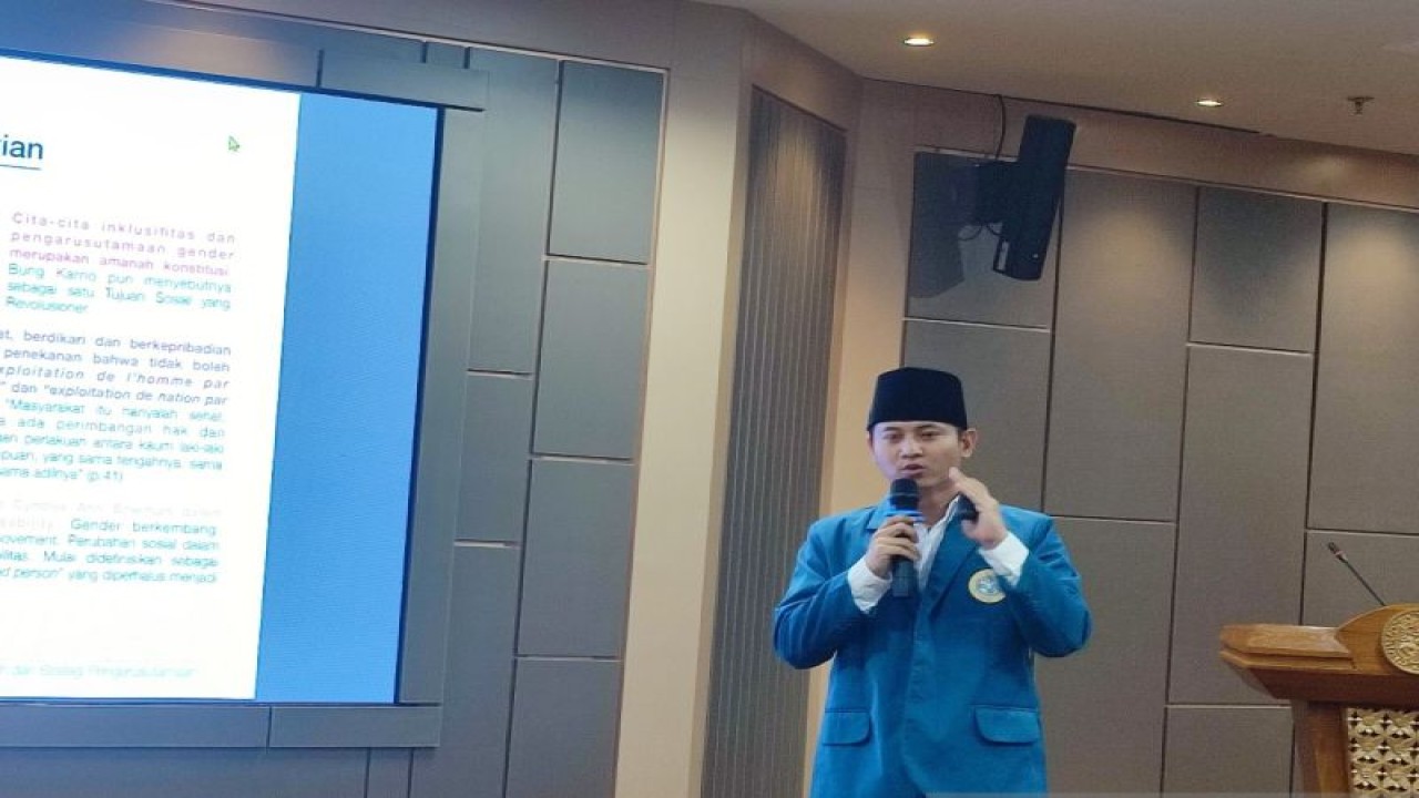Bupati Trenggalek, Jawa Timur, Mochamad Nur Arifin saat menjalani sidang tesis di Universitas Airlangga Surabaya, Senin (3/7/2023). ANTARA/WillI Irawan