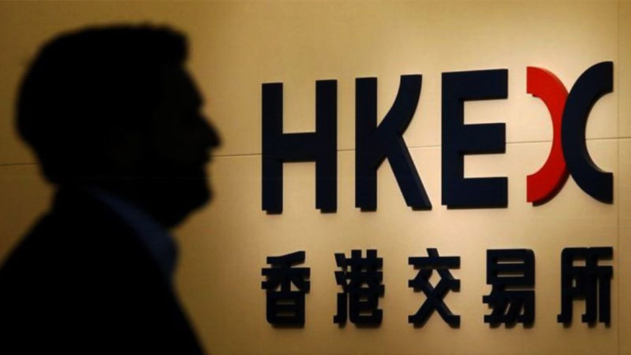 Arsip Foto - Seorang pria berjalan melewati pintu masuk bursa Hong Kong di Hong Kong, China. ANTARA/REUTERS/Bobby Yip/am.