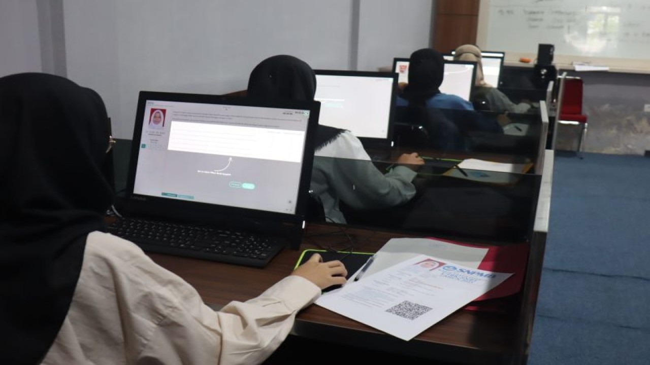 Calon mahasiswa baru saat mengikuti seleksi penerimaan mahasiswa di Unja (ANTARA/HO-Unja)