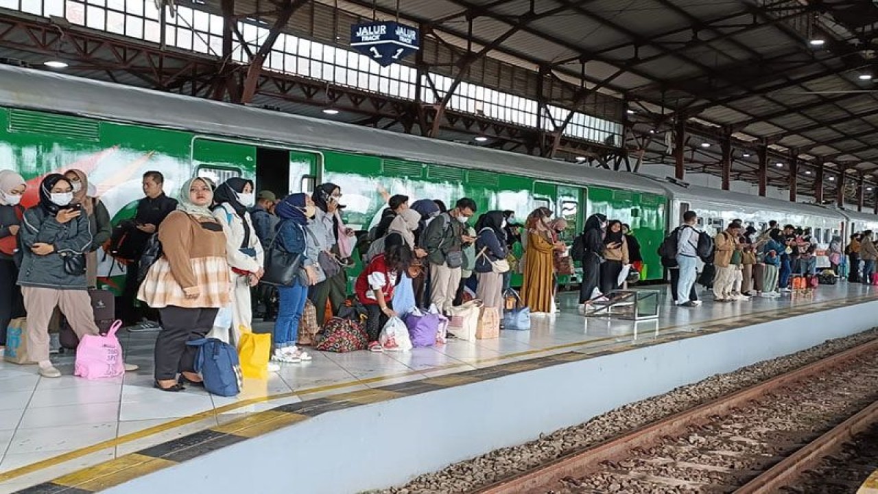 Calon penumpang menunggu kedatangan kereta api di Stasiun Purwokerto, Kabupaten Banyumas, Minggu (2/7/2023). ANTARA/HO-KAI Purwokerto