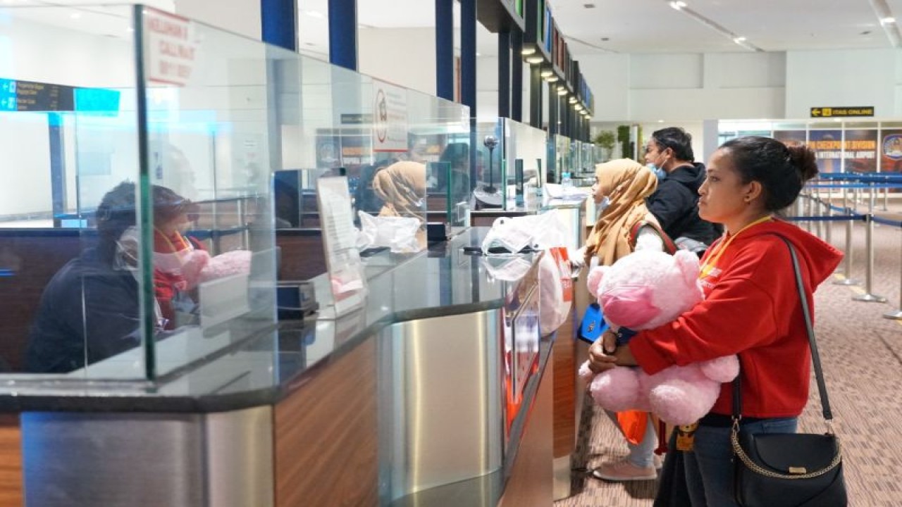 Ilustrasi - Sejumlah calon pekerja migran Indonesia (PMI) saat mengantre di loket pemeriksaan Keimigrasian di Bandara Soetta. (ANTARA/HO-Imigrasi Soetta)