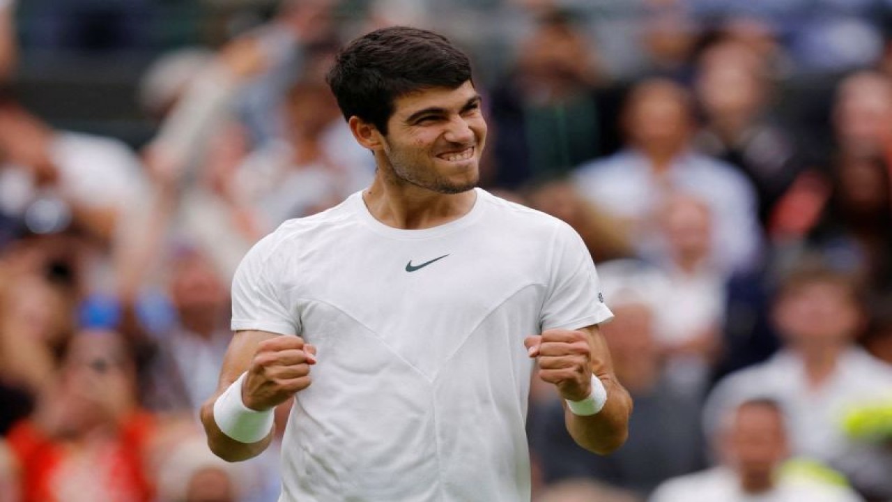 Petenis Spanyol Carlos Alcaraz merayakan kemenangannya pada pertandingan babak pertama melawan petenis Prancis Jeremy Chardy di All England Lawn Tennis and Croquet Club, London, Inggris, Selasa (4/7/2023). (ANTARA/REUTERS/Andrew Couldridge)