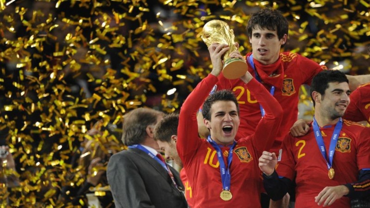 Cesc Fabregas saat mengangkat trofi Piala Dunia setelah timnas Spanyol mengalahkan Belanda di laga final di Soccer City stadium, Soweto, Johannesburg pada 11 Juli 2010. Fabregas memutuskan gantung sepatu sebagai pesepak bola profesional pada Sabtu 07 Juli 2023. ANTARA/AFP/JAVIER SORIANO
