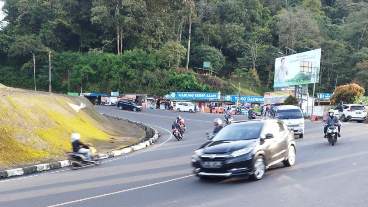 Jalur utama Puncak, Cianjur, Jawa Barat menjadi titik macet setiap akhir pekan dan libur panjang hari raya, sehingga pemerintah pusat berencana membangun Jalan Tol Bogor-Cianjur. ANTARA/Ahmad Fikri