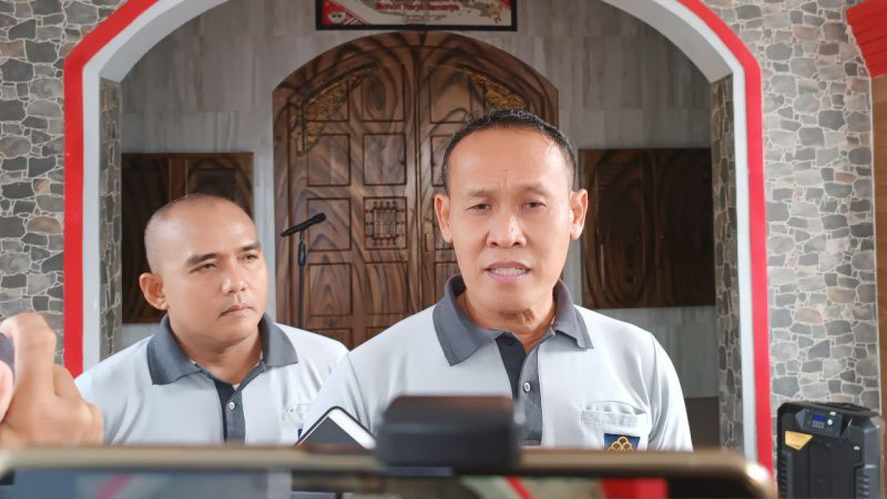 Kepala Lapas Kelas I Kota Cirebon Kadiyono memberi keterangan kepada media di Cirebon, Jawa Barat, Jumat (7/7/2023). (ANTARA/Khaerul Izan)