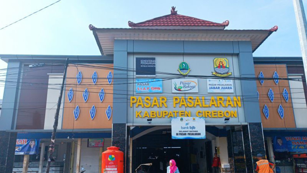 Warga saat melintas di depan Pasar Pasalaran, Kabupaten Cirebon, Jawa Barat, Selasa (9/5/2023). (ANTARA/Khaerul Izan)