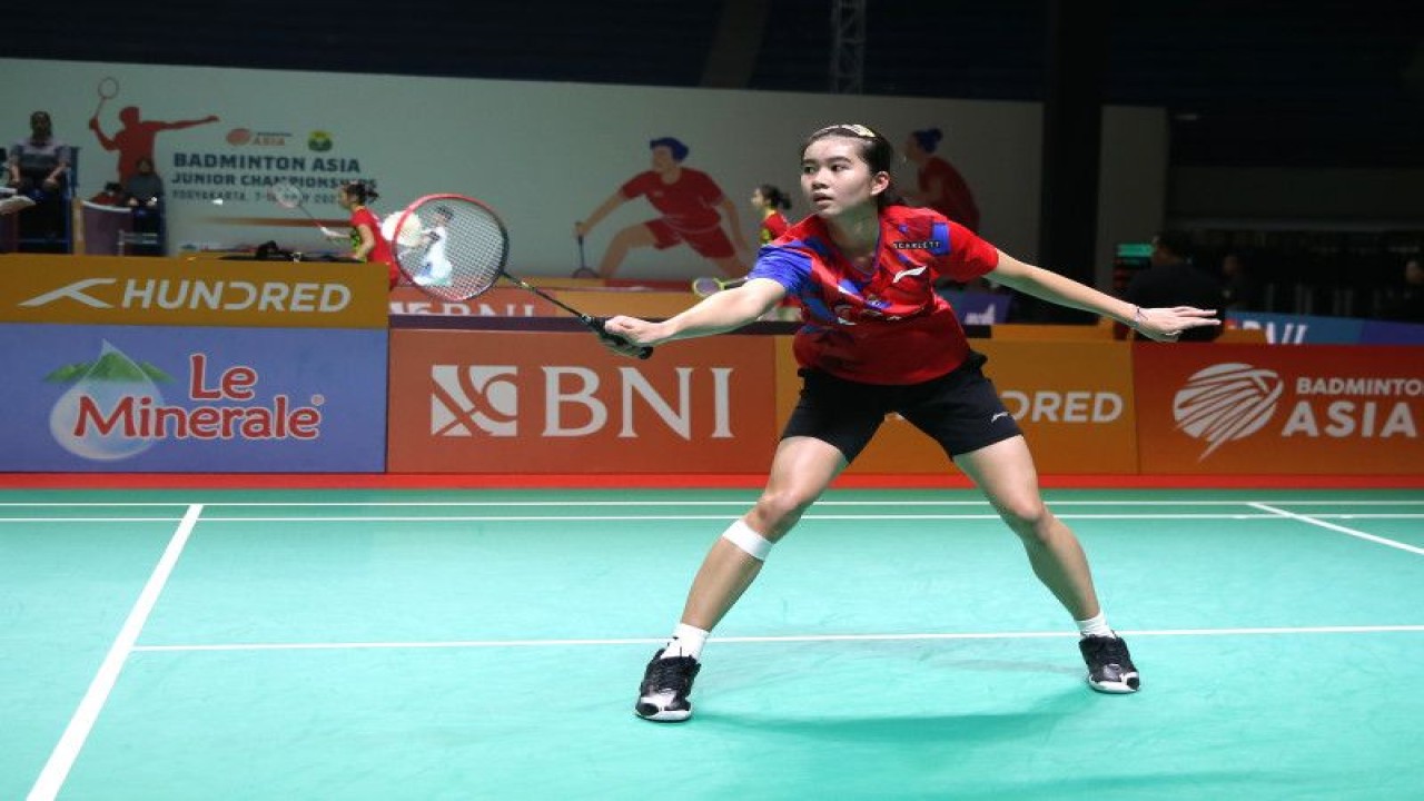 Aksi Clara Marvella Handoyo tunggal putri Indonesia pada BNI Badminton Asia Junior Championships 2023, Di GOR Amongraga, Yogyakarta, 12/7/2023.