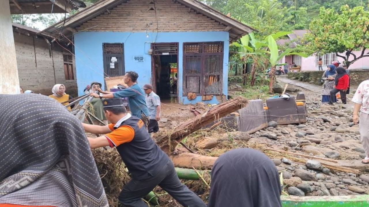 Pascabanjir di lokasi Jorong Pandam, dan Tabing Nagari Limo Koto, Kecamatan Bonjol, Kabupaten Pasaman, Kamis (20/7/2023). Antara/Altas Maulana.