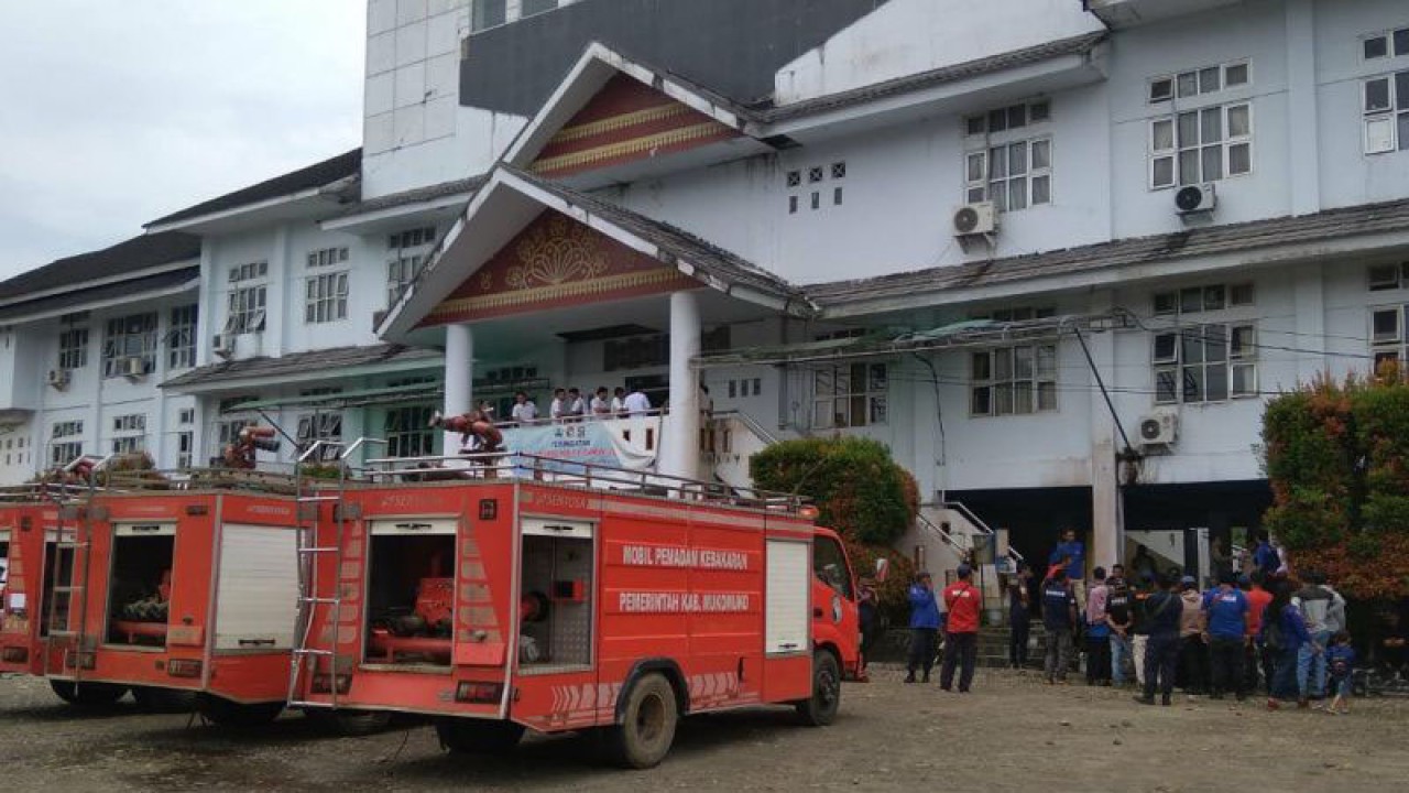 Sejumlah mobil damkar diparkirkan di Sekretariat Pemerintah Kabupaten Mukomuko, Rabu (28/12/2022). ANTARA/Ferri