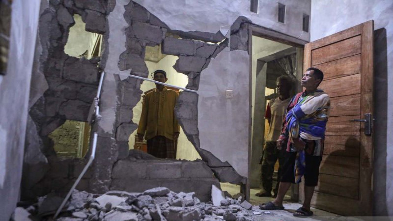 Warga menunjukkan rumah yang rusak pascagempa di Pacarejo, Gunungkidul, DI Yogyakarta, Sabtu (1/7/2023). Menurut data BPBD DIY dampak gempa bumi berkekuatan Magnitudo 6,4 yang berpusat 86 kilometer barat daya Kabupaten Bantul terdapat di 19 titik yang tersebar di Kabupaten Bantul, Kulonprogo dan Gunungkidul. ANTARA FOTO/Hendra Nurdiyansyah/aww.