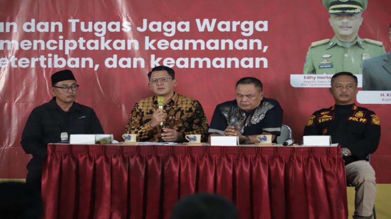 Wakil Bupati Sleman Danang Maharsa saat menjadi narasumber dalam acara Jagongan Jaga Warga yang diselenggarakan oleh Satpol PP DIY di Balai Kalurahan Ambarketawang, Gamping, Sleman, Jumat (14/7/2023). ANTARA/HO-Bagian Prokopim Setda Sleman.