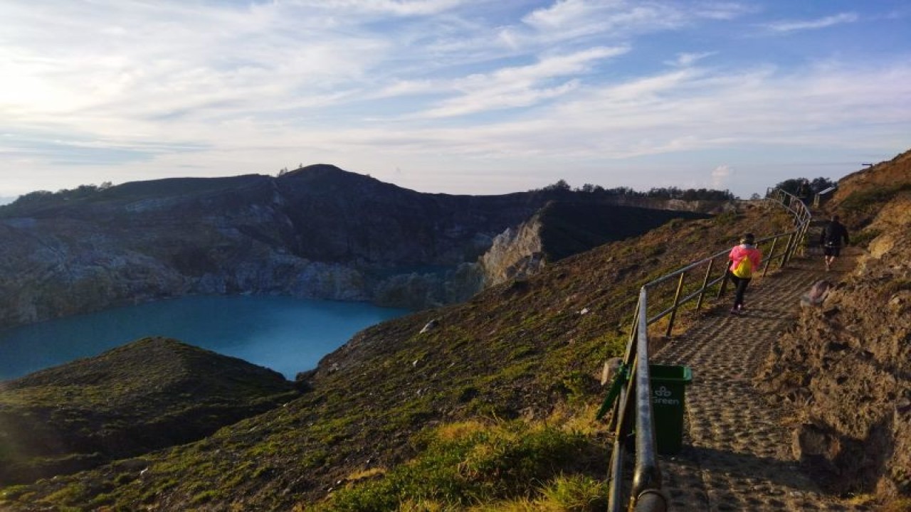 Salah satu kawah di Danau Kelimutu, Taman Nasional Kelimutu, Kabupaten Ende, Pulau Flores, Nusa Tenggara Timur. (ANTARA/Fransiska Mariana Nuka)