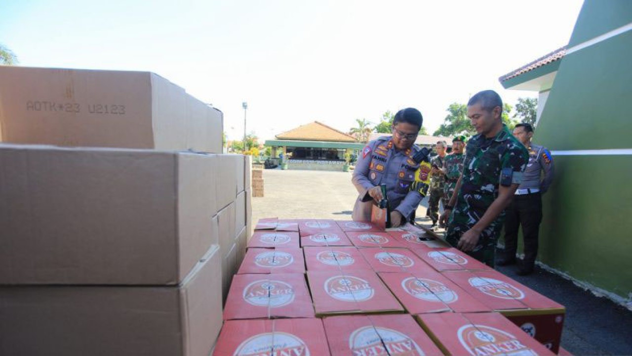 Dandim 0616 Indramayu Letkol Andang Radianto (kanan) bersama Kapolres Indramayu AKBP Fahri Siregar saat menunjukkan barang bukti di Indramayu, Jawa Barat, Sabtu (21/7/2023). (ANTARA/Khaerul Izan)