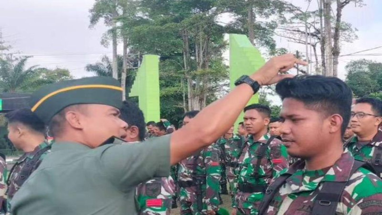 Dandim 1206 Putussibau Letkol Inf Sri Widodo memeriksa sikap tampang dan kerapian anggotanya, di halaman Kodim Putussibau, wilayah Kapuas Hulu, Kalimantan Barat. ANTARA/HO-Pendim 1206/Psb (Teofilusianto Timotius)
