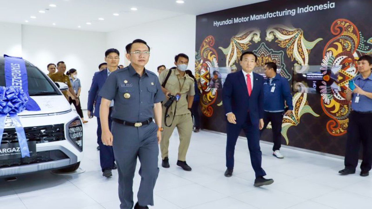 Penjabat Bupati Bekasi Dani Ramdan mendampingi Wali Kota Buk-gu Republik Korea Selatan beserta rombongan mengunjungi pabrik PT Hyundai Motor Manufacturing Indonesia di Kawasan Greenland International Industrial Center (GIIC) Kota Deltamas, Desa Sukamukti, Kecamatan Bojongmangu pada Selasa (23/5/2023). (ANTARA/Pradita Kurniawan Syah).